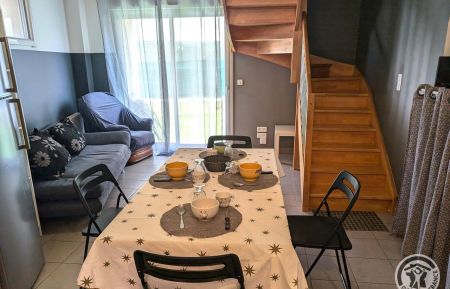 G&icirc;te n&deg;1795 Toussieu - Rh&ocirc;ne - Le 'G&icirc;te des Toussillards' &agrave; TOUSSIEU (Rh&ocirc;ne, Sud-Est de Lyon) : la pi&egrave;ce de jour avec espaces cuisine, repas et salon (acc&egrave;s direct &agrave; la terrasse).