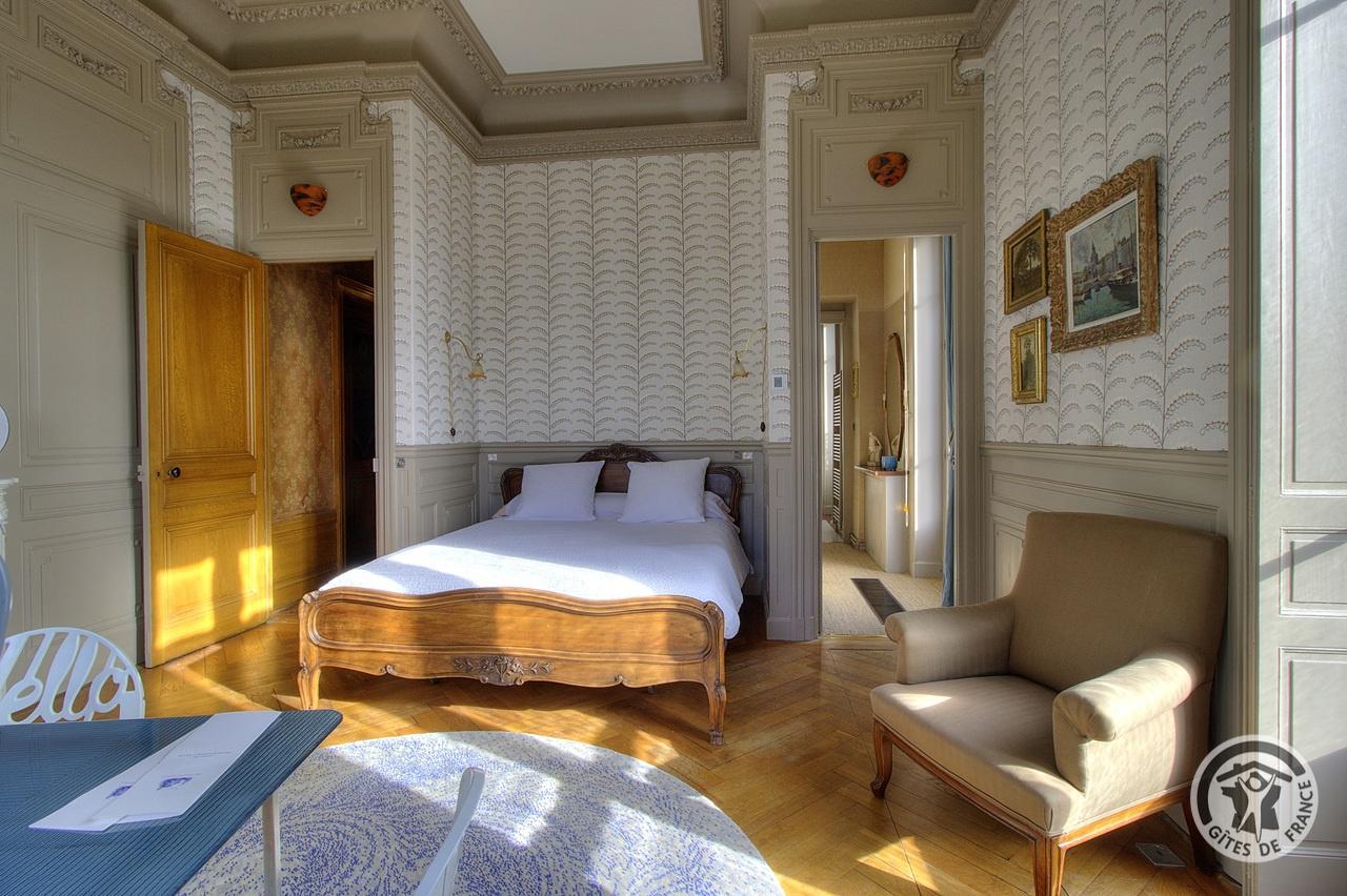 Hôtel - Musée de La Villa Bagatelle - 3 Chambres d'hôtes de charme à IRIGNY dans la Métropole de LYON : la Chambre de Madame (1er étage). photo 26