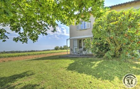 G&icirc;te n&deg;1452 Pommiers - Rh&ocirc;ne - G&icirc;te "Les Pierres" avec piscine &agrave; Pommiers, en plein coeur du Beaujolais - Rh&ocirc;ne : la terrasse et le jardin (en herbes).