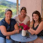 Bernadette et ses deux filles vous souhaitent dans la bienvenue dans leur maison familiale !
